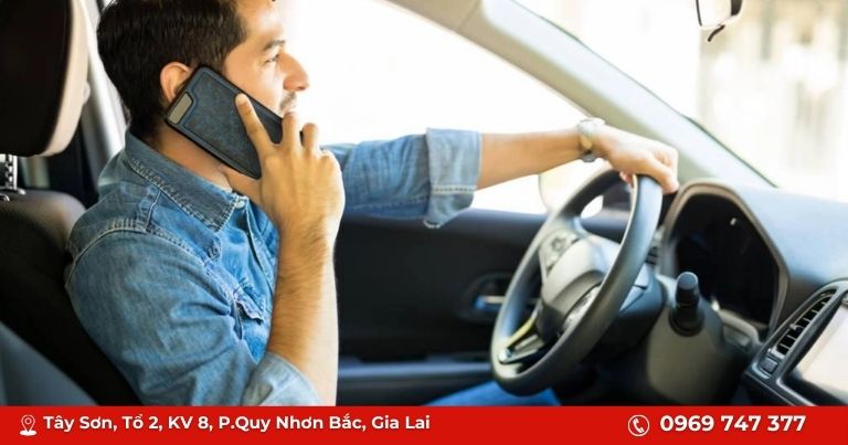 Tài xế mất tập trung khi lái xe